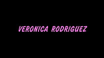 Criada latina vestida de rejilla Verónica Rodríguez recibe una follada giratoria