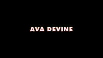Ava Devine a des cruches juteuses et humides et une chatte excitée