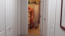 Desnudo en el pasillo.