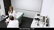 Un médecin suggère à une jeune femme d'avoir des relations sexuelles avec lui pour comparer ses symptômes - Doctorbangs