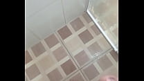 Joven superdotado masturbándose en el baño
