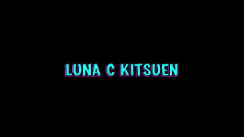 La tetona Luna Kitsuen se despierta empapada en su coño