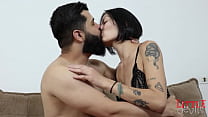 Татуированная японка в своем первом порно трахает ее задницу