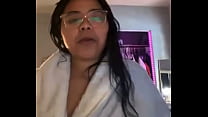 Flexible Latina-BBW, die sich im Duschmantel entblößt, nackt, sexy, schlaffe, fette Fotze, große Titten und Bauch