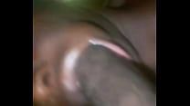 Afrikanische junge Frau mit schönen dicken Lippen gibt schlampigen Kopf