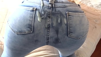 Ich bekomme große Cumshots in meine haarige Muschi und in meinen Arsch, wenn ich meine Jeans anhabe