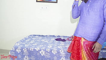 Die haarige Muschi von Bahu Priya wurde beim harten Ficken auf das Bett gepisst und der Analsex scheiterte in Hindi-Audio