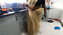 Une femme de ménage tamoule s'est fait baiser dans la cuisine