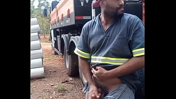 Trabalhador se Masturbando na Obra escondido atrás do Caminhão da Empresa