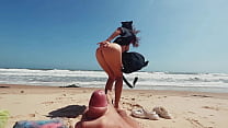 Öffentliches Teenie-Mädchen masturbiert an einem FKK-Strand, streichelt Füße und Kerl holt sich von Dick und Cums einen runter