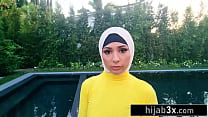 La belle demi-soeur musulmane reçoit des leçons de sexe de son nouveau demi-frère