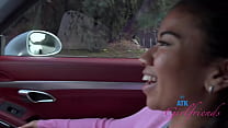 Ameena Green ist ein ungezogenes Mädchen im Auto, das sich die Muschi reiben lässt und einen Schwanz lutscht