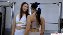 L'allenatrice lesbica allena la figa della sua studentessa