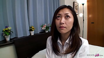 La matrigna matura giapponese seduce per scopare e sborrare dentro in un porno JAV senza censure