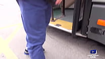 Uno studente viene scopato su un autobus davanti ai guardoni!