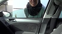 turista pervertido recoge a una traviesa prostituta callejera musulmana