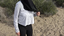 Esposa musulmana francesa casada infiel muestra su coño peludo en público