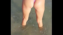 Горячая худенькая девушка играет в воде