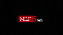 MILF mit wahnsinnigen Kurven bekommt ihr enges Loch entbeint - MILF5