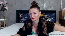 Peituda romena MILF lubrificando peitos closeup em show de webcam