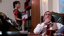 Пародийное порно с азиатской секретаршей Асой Акирой и боссом с большим хуем во время траха в офисе
