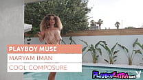 Maryam Iman, une belle femme noire, en lingerie de chaîne salope, nageant nue dans la piscine.