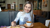 Vibromasseur télécommandé dans un café bondé - Letty Black