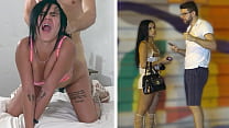 Une jeune femme colombienne super sexy et petite n'est montrée sans pitié