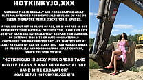 Hotkinkyjo con un sexy vestido rosa recibe una botella en el culo y un prolapso anal en la excavadora de una mina de arena