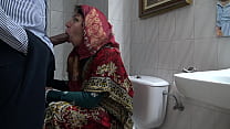 Uma esposa muçulmana turca com tesão encontra um imigrante negro em um banheiro público