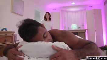 Tgirl Emma Rose dá ao seu cliente a melhor massagem anal de todos os tempos