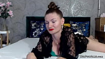 Rumänische Amateur-MILF mit riesigen Titten posiert vor der Webcam