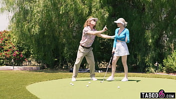 Aulas de golfe para MILF com duas travestis que se juntaram ao Club Swinger