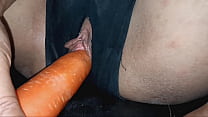 Espalhando a bucetinha de uma estudante, esfregando cenoura no clitóris, enfiando pepino na bucetinha, rasgando a calça para mostrar o clitóris.