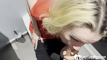 Une prof blonde fait une pipe avant de baiser
