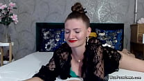 Rumänische MILF mit großen Titten in Dessous posiert bei Webcam-Show