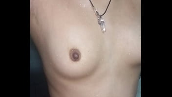 スパイカメラ：美しいラテン系の若い女性18歳の女子大生がアナルセックスの後にお風呂に入る。本物のホームビデオ