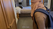 Une belle-mère timide et partagent un lit dans un hôtel