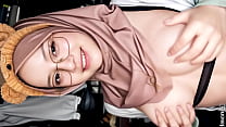 La ragazza indonesiana Binal Gemoy mostra l'ultimo tobrud virale