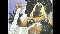 La sorcière Joana Prado avec sa chatte sortie au Carnival Go-Go 2000