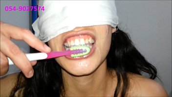 Sharon de Tel-Aviv se brosse les dents avec du sperme