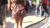 Asiáticos andando sem calças na cidade -
