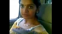 Desi bhabhi mignons montrent des seins laiteux dans la voiture avec amant