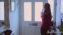 JoyBear - сексуальная соседка по дому трахает своего друга