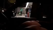 Kim Exhibitionist montrant le cul à des inconnus dans la voiture à Mexico