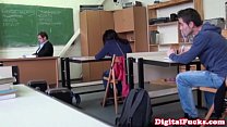 Studentessa bruna scopa il cazzo in classe