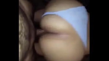 Una ragazza mora si fa scopare con pisciare su un cazzo