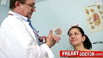 A morena checa gostosa Monika leva um dedo do papai médico