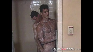 Lockerroom Fuck du porno gay classique au-dessous de la ceinture (1985)