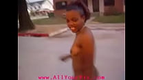 AllYourPix.com - Chica negra caminando en la calle desnuda
